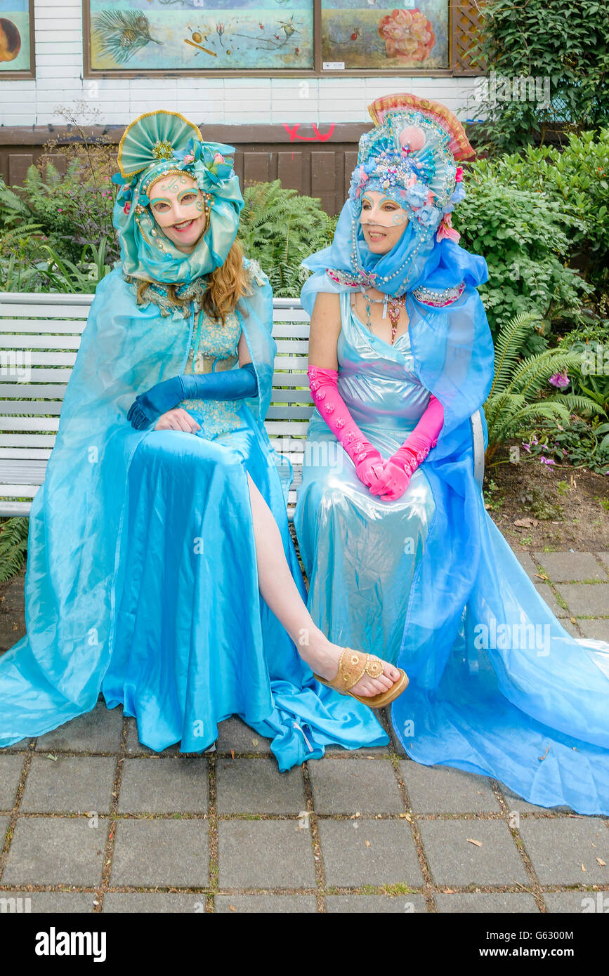 Frauen im venezianischen Karneval Kostüme, Italientag, Commercial Drive, Vancouver, Britisch-Kolumbien, Kanada Stockfoto