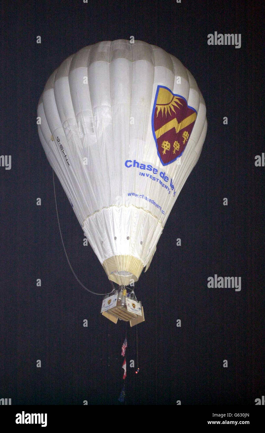 David Hempleman-Adams, 45, macht sich auf den Weg vom Allegheny County Airport, Pennsylvania, zu seinem Rekordversuch, den Atlantik in einem Ballon mit offenem Korbkorb zu überqueren. * der Abenteurer aus Wiltshire hofft, den Solo-Weltrekord von 5,340 km (3,337.5 Meilen) für den Helium- und Heißluftballon-Typ auf der gefährlichen Überfahrt zu schlagen. Stockfoto