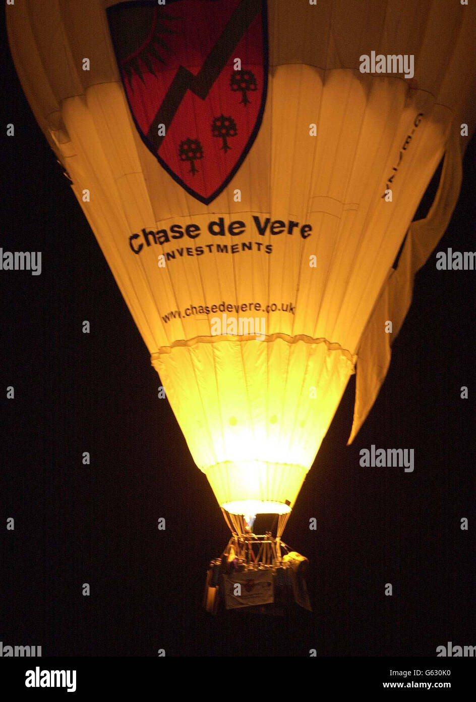 David Hempleman-Adams, 45, macht sich auf den Weg vom Allegheny County Airport, Pennsylvania, zu seinem Rekordversuch, den Atlantik in einem Ballon mit offenem Korbkorb zu überqueren. * der Abenteurer aus Wiltshire hofft, den Solo-Weltrekord von 5,340 km (3,337.5 Meilen) für den Helium- und Heißluftballon-Typ auf der gefährlichen Überfahrt zu schlagen. Stockfoto