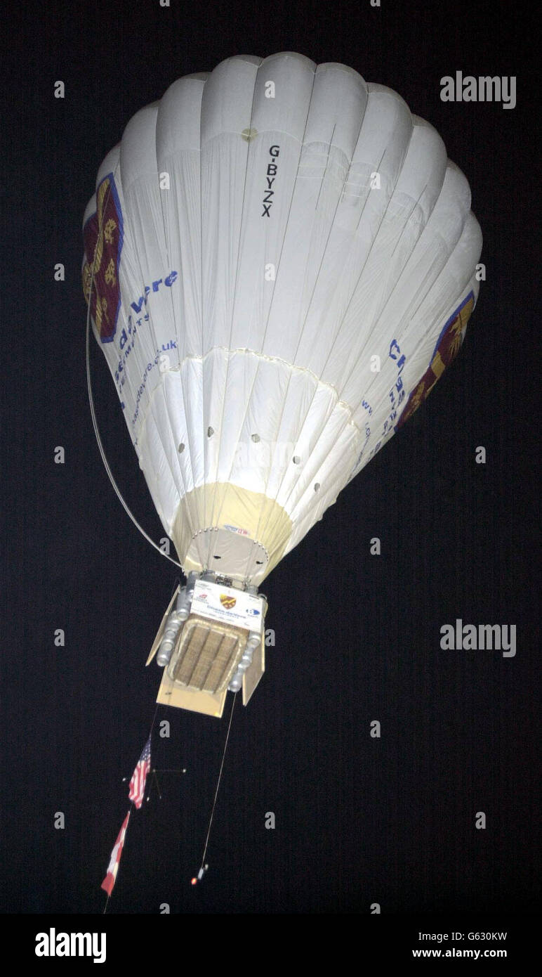 Explorer David Hempelman-Adams, 46, macht sich auf den Weg vom Allegheny County Airport, Pennsylvania, zu seinem Rekordversuch, den Atlantik in einem Ballon mit offenem Korbkorb zu überqueren. * der Abenteurer aus Wiltshire hofft, den Solo-Weltrekord von 5,340 km (3,337.5 Meilen) für den Helium- und Heißluftballon-Typ auf der gefährlichen Überfahrt zu schlagen. Stockfoto
