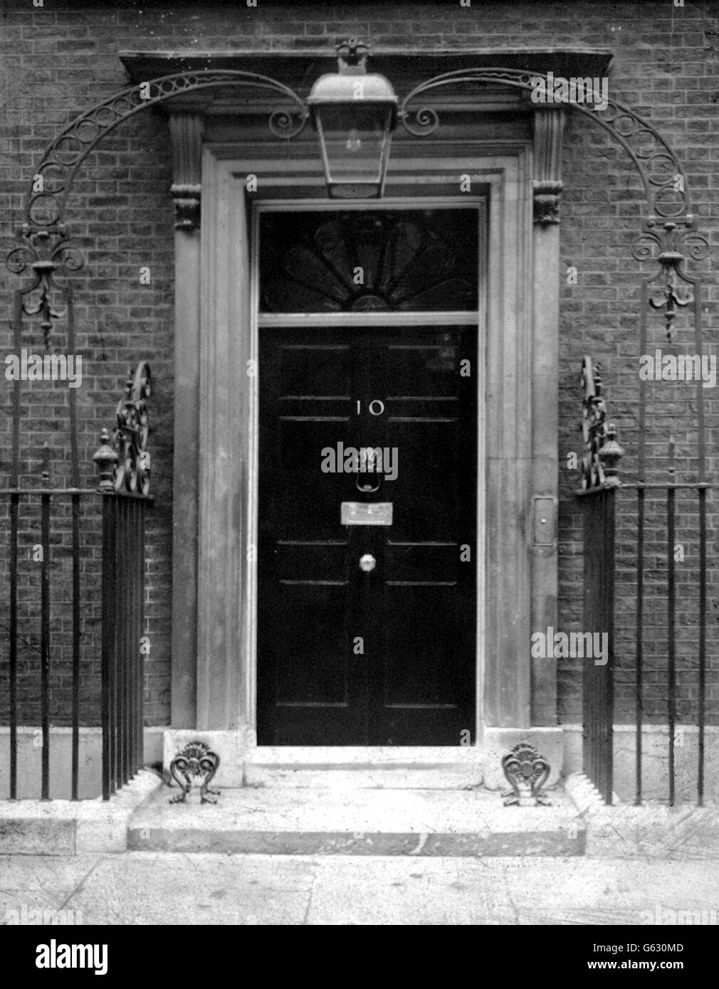 10 Downing Street. Die Tür der Downing Street Nr. 10, London, offizieller Wohnsitz des britischen Premierministers. Stockfoto