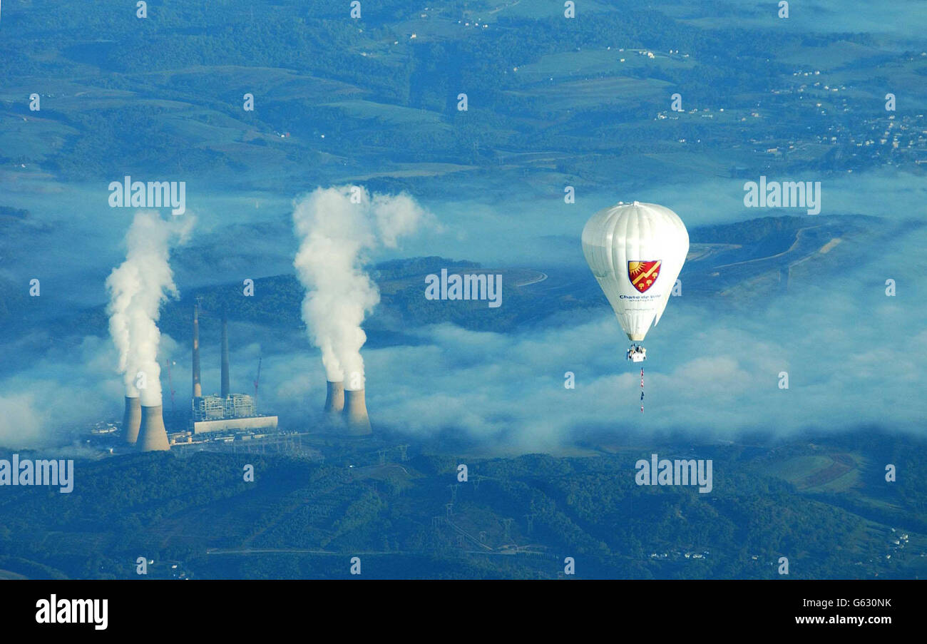 Explorer David Hempelman-Adams, 46, macht sich auf den Weg vom Allegheny County Airport, Pennsylvania, zu seinem Rekordversuch, den Atlantik in einem Ballon mit offenem Korbkorb zu überqueren. * der Abenteurer aus Wiltshire hofft, den Solo-Weltrekord von 5,340 km (3,337.5 Meilen) für den Helium- und Heißluftballon-Typ auf der gefährlichen Überfahrt zu schlagen. Stockfoto