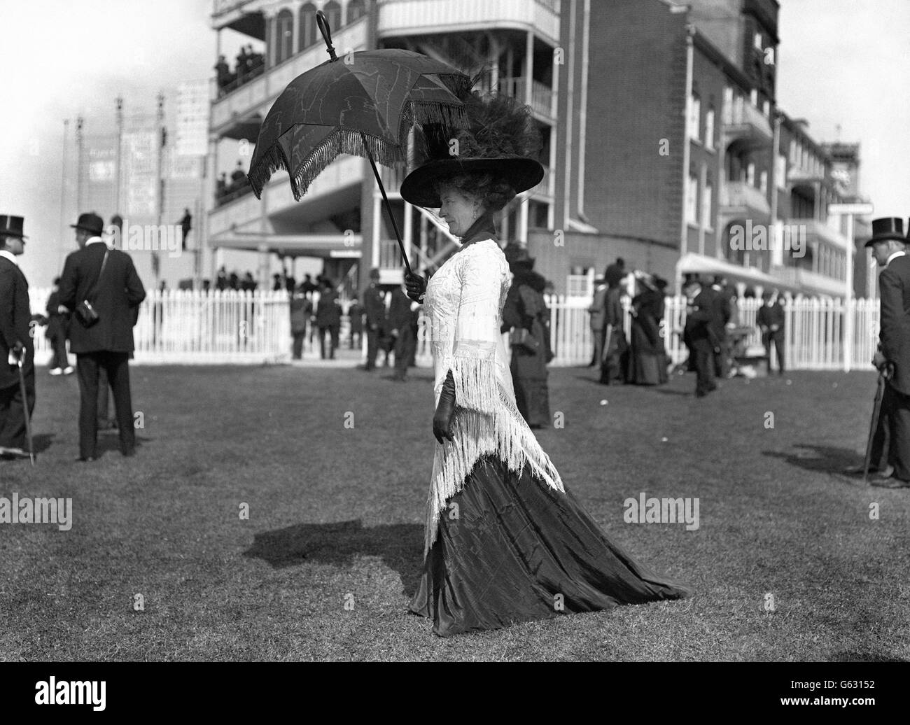 Pferderennen, Royal Ascot, 1910. Frau Ashton Harrison bei den Ascot-Rennen. Stockfoto