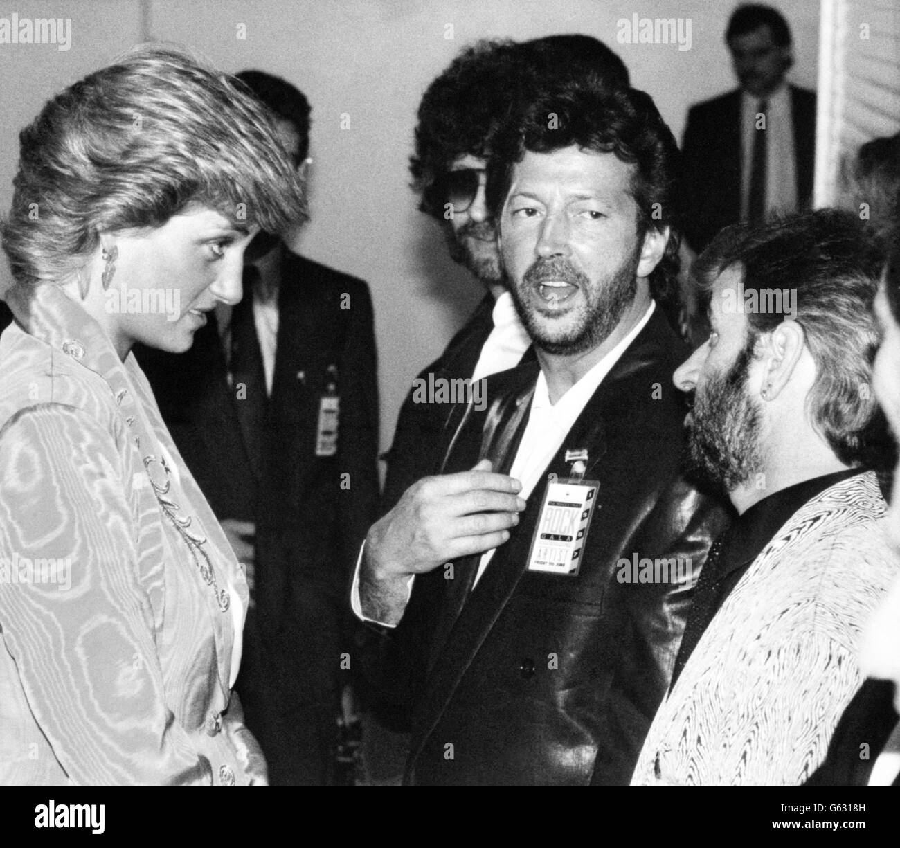Diana, die Prinzessin von Wales, trifft Gitarrist Eric Clapton (Mitte) und ehemaligen Beatle Ringo Starr in der Wembley Arena in London, bevor sie ein Rockkonzert zugunsten des Prince's Trust gibt. Stockfoto