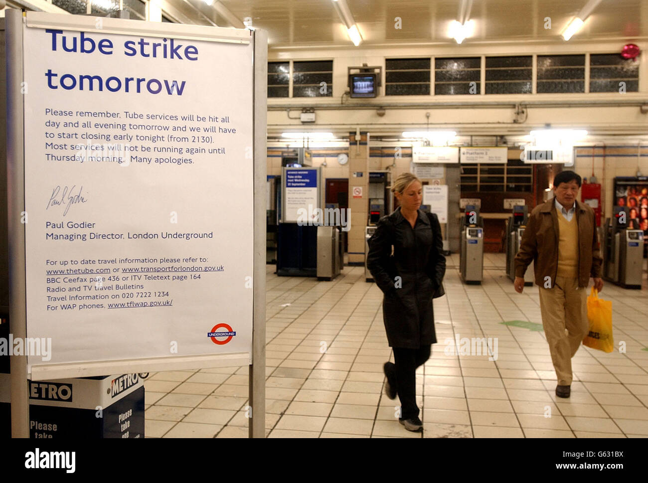 Ein paar Pendler beenden ihre Reise an der Kensington High Street U-Bahnstation, verlassen um 8.30 Uhr, als der U-Bahn-Streik in Kraft tritt. Stockfoto