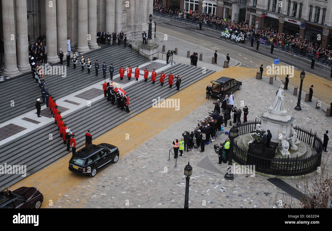 Der Sarg mit dem Leichnam von Baroness Thatcher verlässt nach ihrem Trauerdienst die St. Paul's Cathedral im Zentrum Londons. Stockfoto