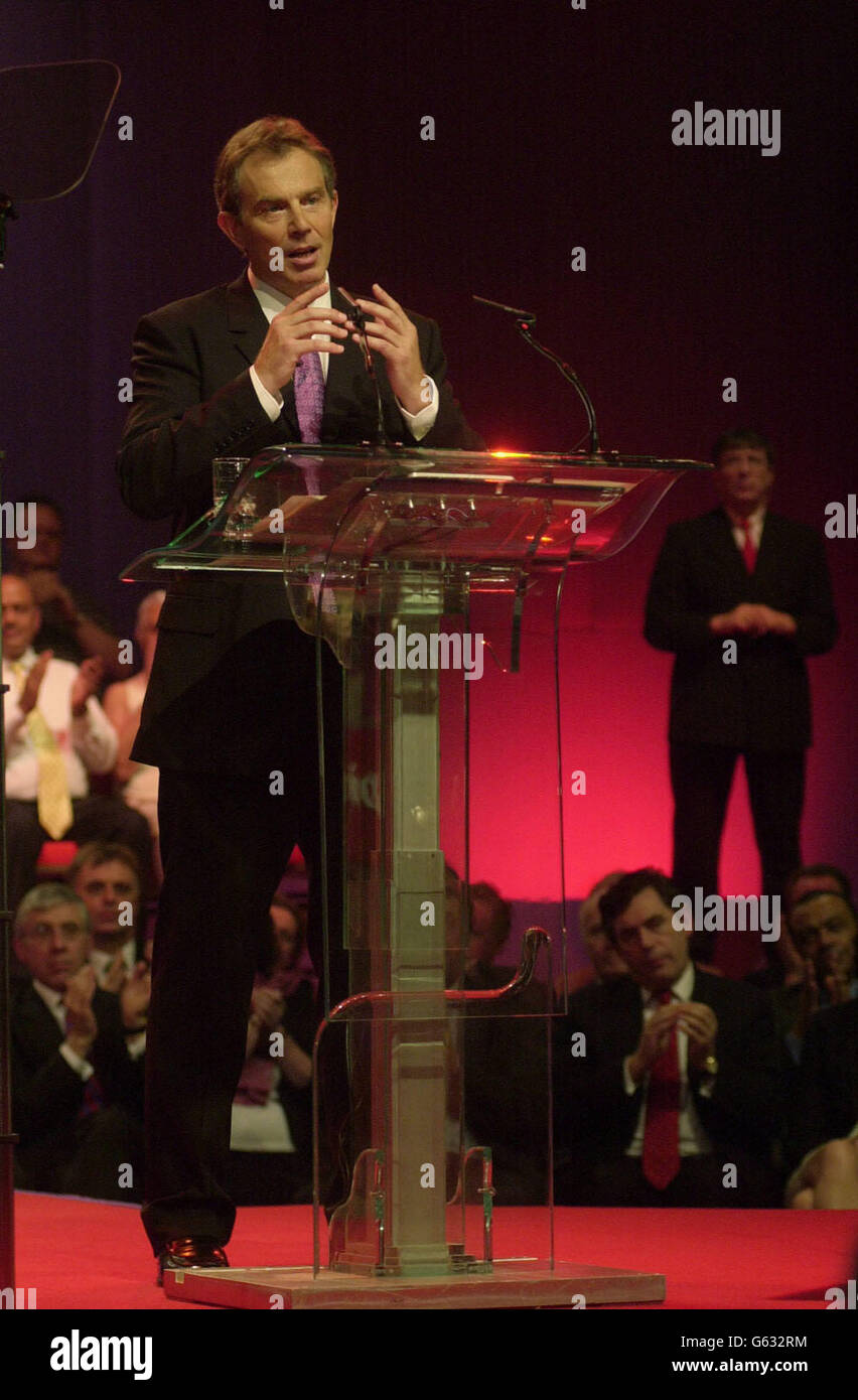 Der britische Premierminister Tony Blair spricht vor der jährlichen Konferenz der Labour Party in Blackpool. Blair sagte seiner Partei, dass die Minister bei der Reform der öffentlichen Dienstleistungen nicht "mutig" genug gewesen seien. * Er verteidigte auch seine Zusammenarbeit mit US-Präsident George Bush im Irak. Stockfoto