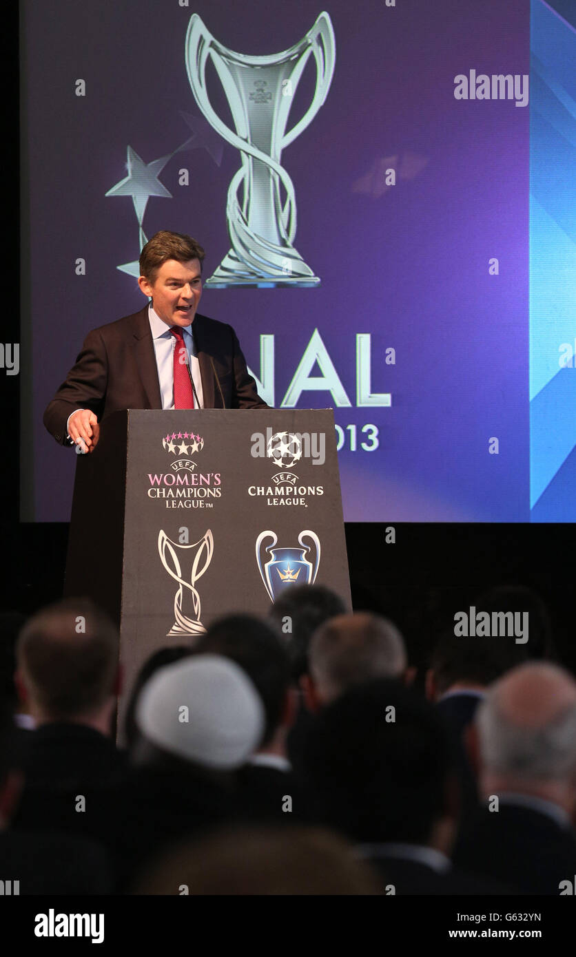 Der Minister für Sport, Hugh Robertson, spricht während der UEFA Champions  League Trophy im Banqueting House, London Stockfotografie - Alamy
