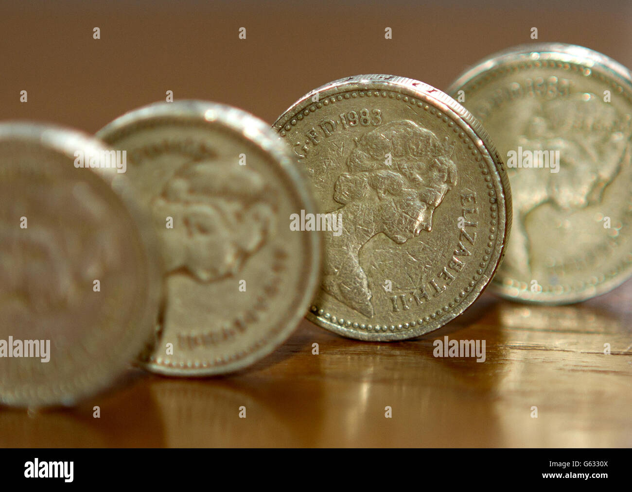 1 Münze feiert am Sonntag ihren 30. Geburtstag - obwohl das Pfund in der Tasche jetzt nicht so weit geht wie 1983. Stockfoto