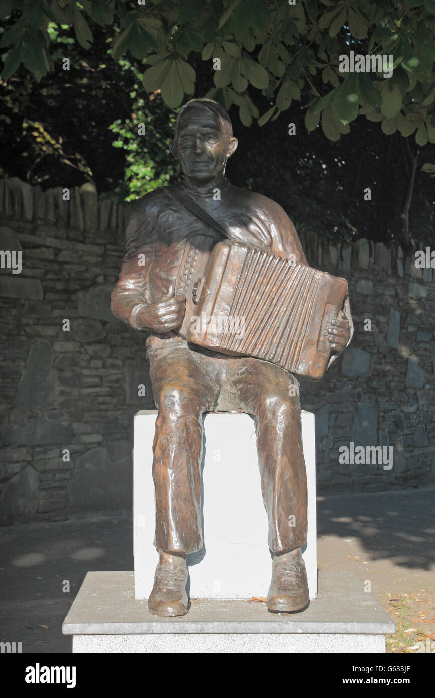 Statue von Johnny O'Leary (Seán O'Laoire), einem renommierten Sliabh Luachra Akkordeonspieler in Killarney, County Kerry, Irland (Eire). Stockfoto
