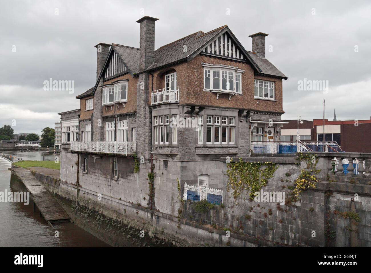 Shannon Rowing Club, Sarsfield Sperre auf dem River Shannon in der Stadt Limerick, County Limerick, Irland (Eire). Stockfoto