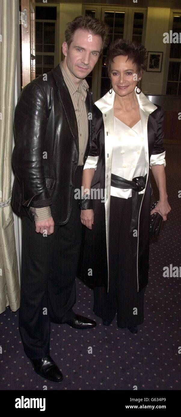 Ralph Fiennes und Francesca Annis kommen zu einer Galavorführung von Red Dragon im BAFTA im Londoner West End. * das Prequel to the Silence of the Lambs mit Sir Anthony Hopkins ist ein Remake des Thrillers Manhunter aus dem Jahr 1986, der Brian Cox als Hannibal Lecter darspielte. Stockfoto