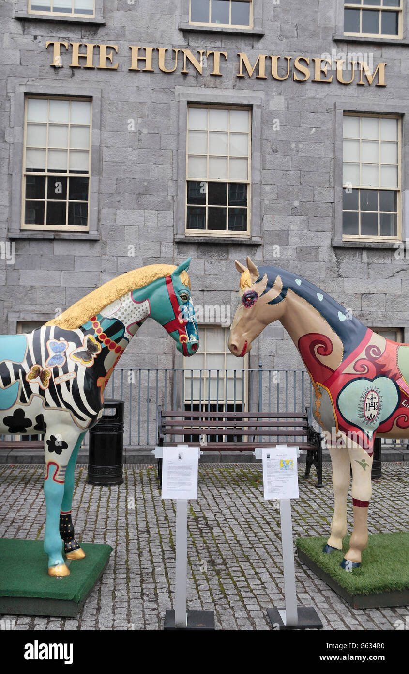 Pferd Skulpturen außerhalb The Hunt Museum in der Stadt Limerick, County Limerick, Irland (Eire). Stockfoto
