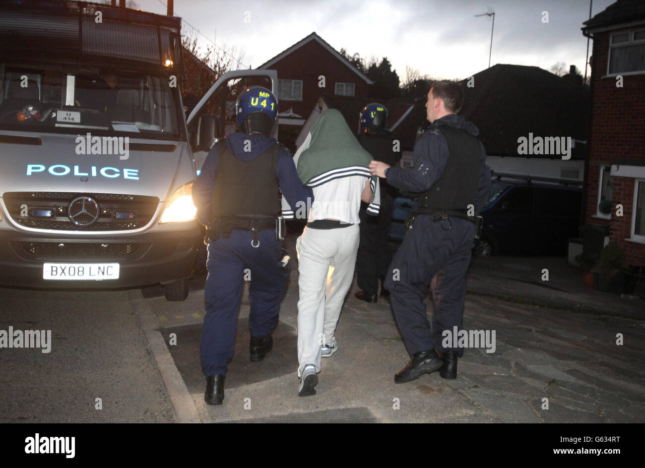 Die Polizei verhaftete während einer Razzia am frühen Morgen als Reaktion auf die jüngste Gewalt im Fußball unter den Millwall-Fans. Stockfoto