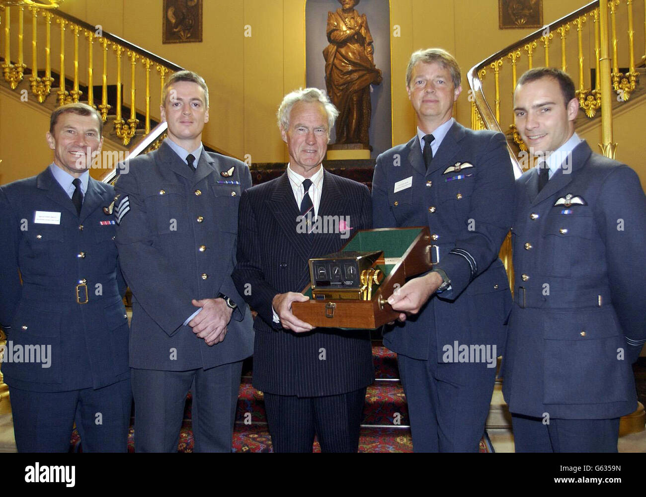 Der Admiral der Flotte, Sir Julian Oswald (Mitte), übergibt den Edward and Maisie Lewis Award für herausragende Luft-/Seerettung an die Besatzung des RAF Lossiemouth-Hubschraubers. * ... (Von L-R), Squadron Leader, John Ardley MBE, Winchman, Sargeant John Carrigan, Flugzeugkapitän, Flugleutnant Anthony Gear, Mitpilot Flugleutnant Rob Green, bei den jährlichen Shipwrecked Fishermen and Mariners' Royal Benevolent Society Awards und der Jahresversammlung, in der Fishmonger's Hall, im Zentrum von London, Dienstag, 8. Oktober 2002. Die Besatzung rettete die 18 Besatzungsmitglieder des FV Le Parrein, die auf schwerer See westlich von Stornaway behindert waren. Stockfoto