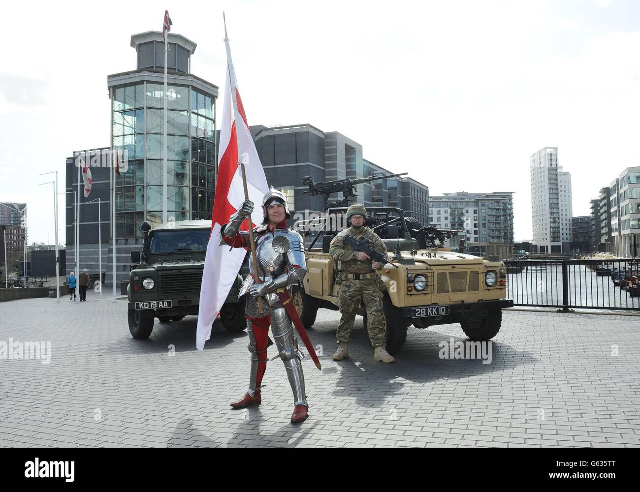 Andy Deane, ein Besuchererfahrungscoach aus dem Royal Armouries in Leeds (links) zusammen mit WO2 Sergeant Major Tony Archer, wirbt für den Meet the Army Day in den Royal Armouries, der dieses Wochenende in Leeds stattfinden wird. Die Veranstaltung gibt den Mitgliedern der Öffentlichkeit die Möglichkeit, mit einem erfahrenen Bohrlehrer marschieren zu lernen, mit einem der neuesten Detektoren nach Minen zu fegen und zu sehen, was Soldaten bei Operationen in Afghanistan tragen. Stockfoto