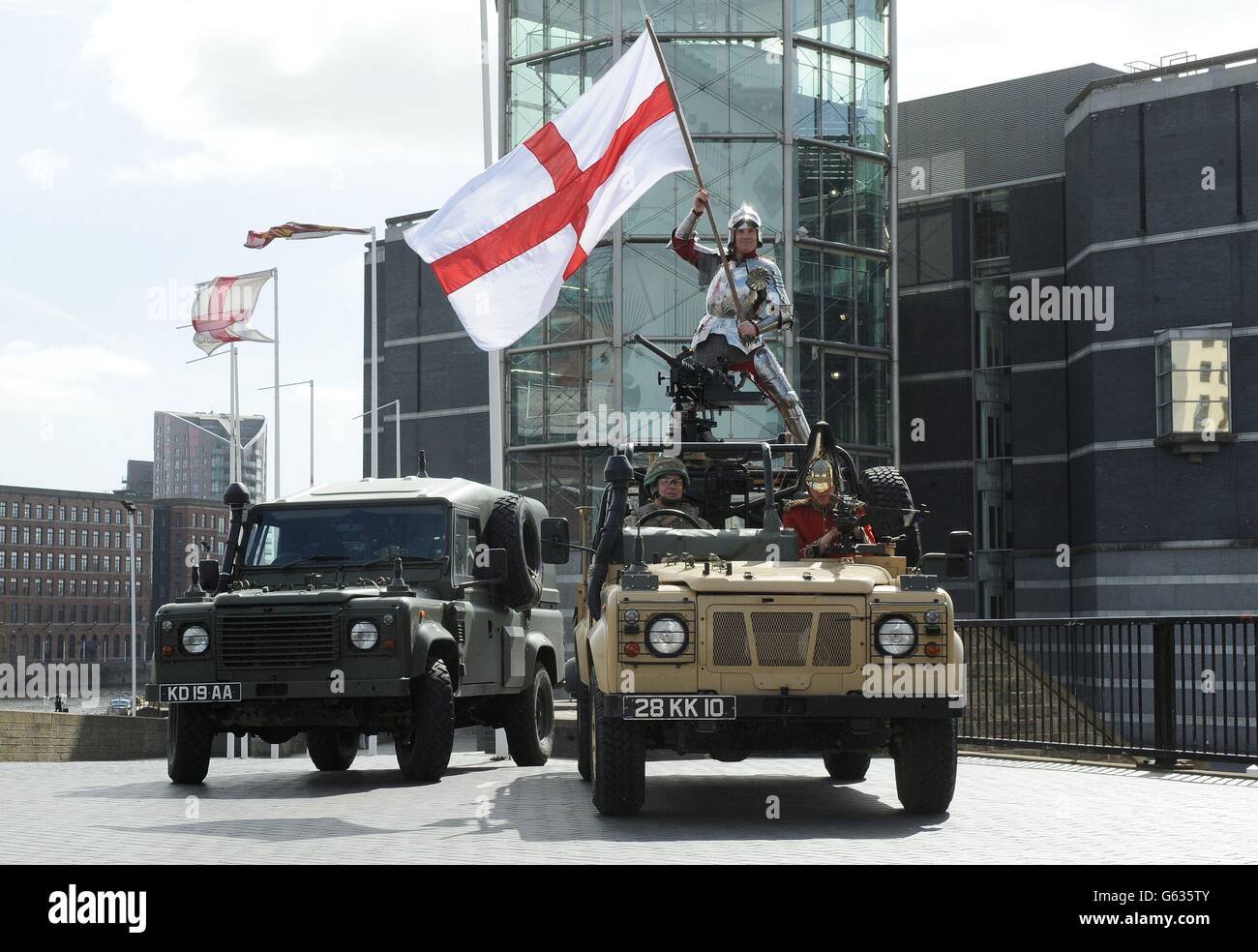 Andy Deane ein Besuchererfahrungscoach der Royal Armouries, Leeds (TOP) fördert den Meet the Army Day im Royal Armouries, der dieses Wochenende in Leeds stattfinden wird. Die Veranstaltung gibt den Mitgliedern der Öffentlichkeit die Möglichkeit, mit einem erfahrenen Bohrlehrer marschieren zu lernen, mit einem der neuesten Detektoren nach Minen zu fegen und zu sehen, was Soldaten bei Operationen in Afghanistan tragen. Stockfoto