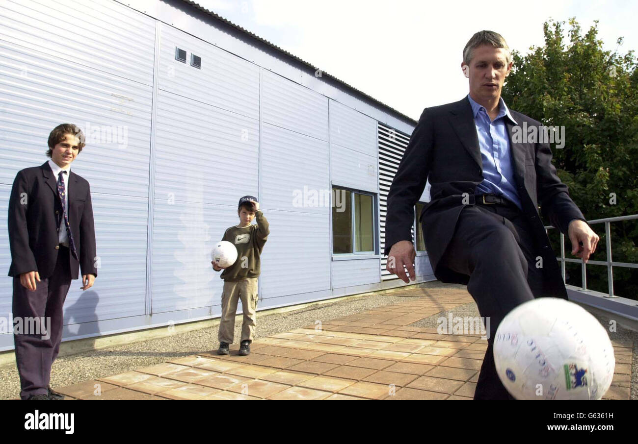 Gary Lineker zeigt Sam Deacons Brüdern (r-l) Max, 13, und Ollie, 8, während des Kickabout in Sam's House in Bristol seine Fähigkeiten mit einem karitativen Caracion and Leukemia in Children (CLIC)-Fußball. * Lineker eröffnete Sam's House - das nach dem achtjährigen Sam Deacon benannt wurde, der 1993 nach Komplikationen nach einer Knochenmarkstransplantation starb - das erste britische Zentrum für Kinder, das nach einer Krebs- und Leukämiebehandlung postoperativ versorgt wurde. Das Haus ist das erste im Land, um Blutuntersuchungen im Haus in speziellen Behandlungsräumen zur Verhinderung der Gefahr von Infektionen wie zu bieten Stockfoto