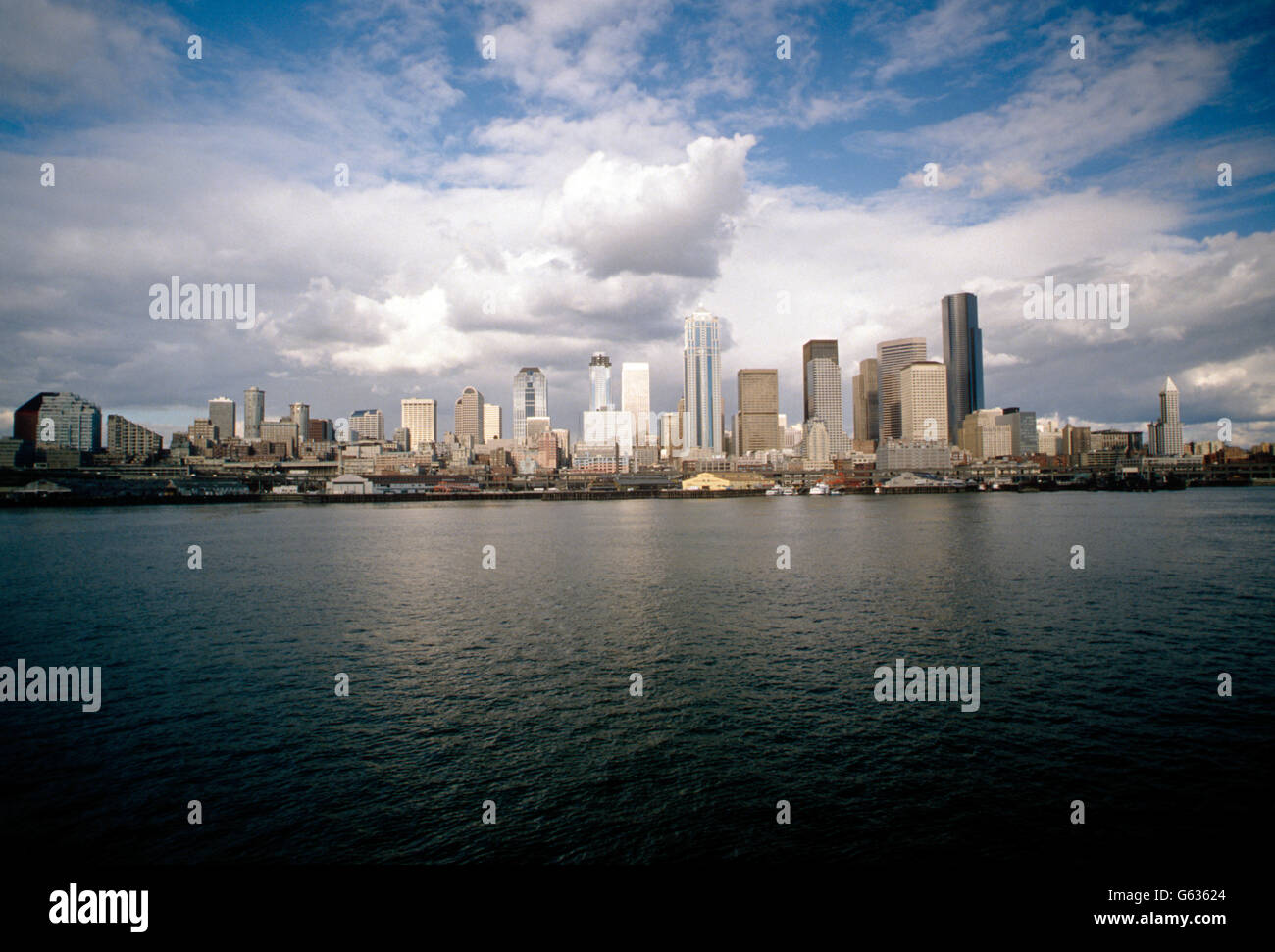 Seattle Skyline von Puget Sound betrachtet; Seattle; Washington; USA Stockfoto
