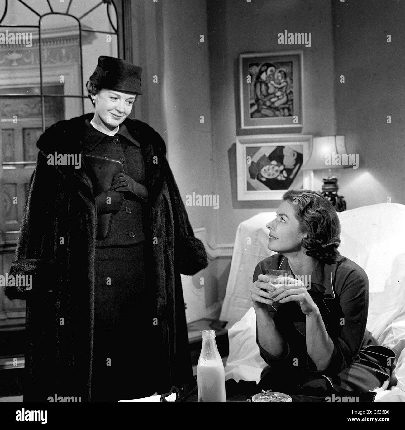 Der britische Filmstar Phyllis Calvert, dessen Ehemann Peter Murray-Hill kürzlich verstarb, hat in den Elstree Studios mit der Arbeit an ihrem neuen Film "Indiscreet" begonnen. Sie ist links in einer Szene für den Film mit Ingrid Bergman abgebildet, die ihre Schwester spielt. Stockfoto