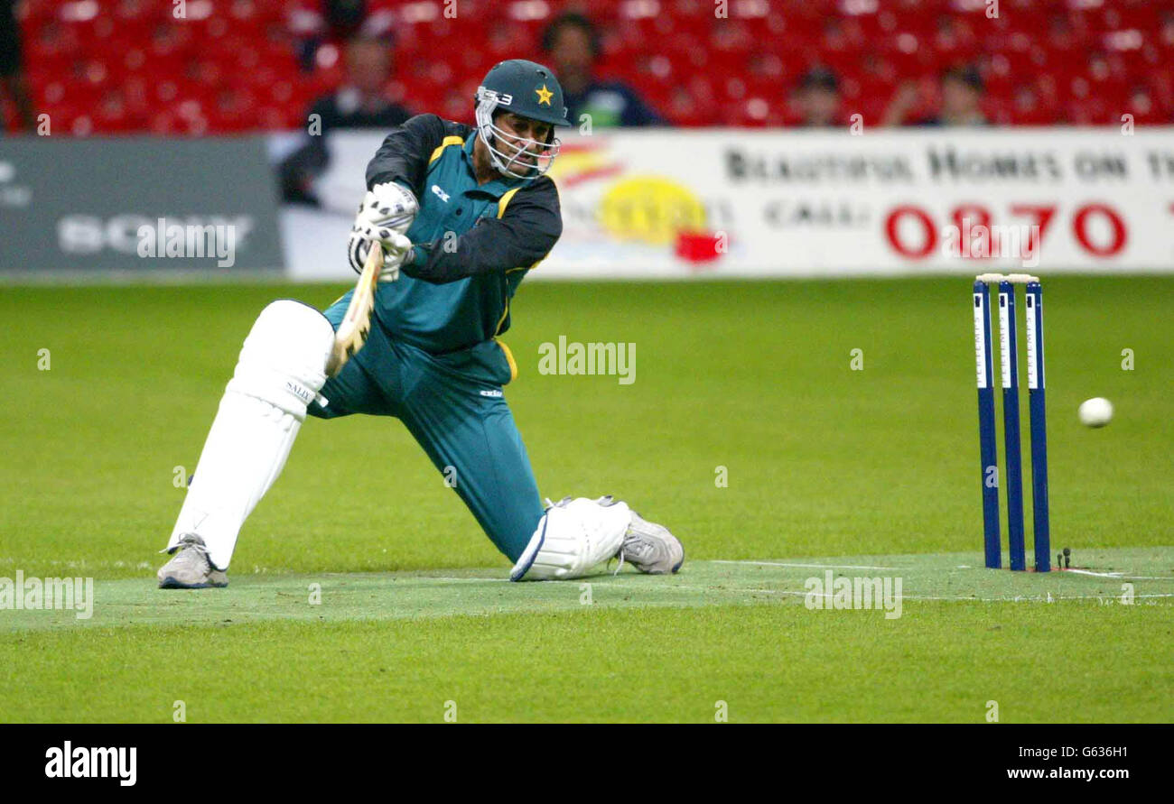 Wasim Akram in Aktion in den ersten Innings in Großbritannien gegen Rest der Welt, im Millennium Stadium, Cardiff. Stockfoto