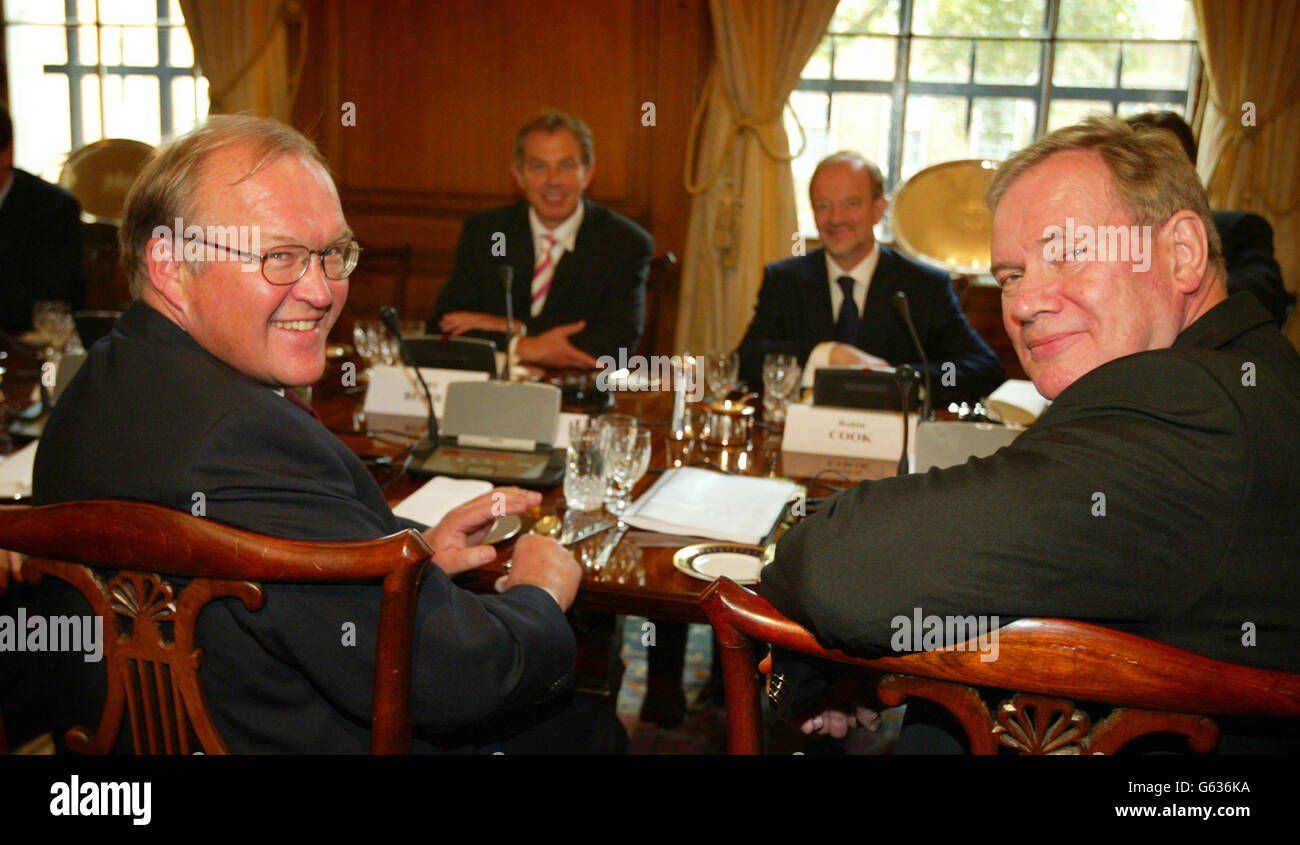 Der schwedische Premier Goran Persson (L) und der finnische Premier Paavo Lipponen (R) nehmen an einem Gipfeltreffen europäischer Sozialistenführer Teil, das vom britischen Premierminister Tony Blair in der Downing Street veranstaltet wird. Stockfoto
