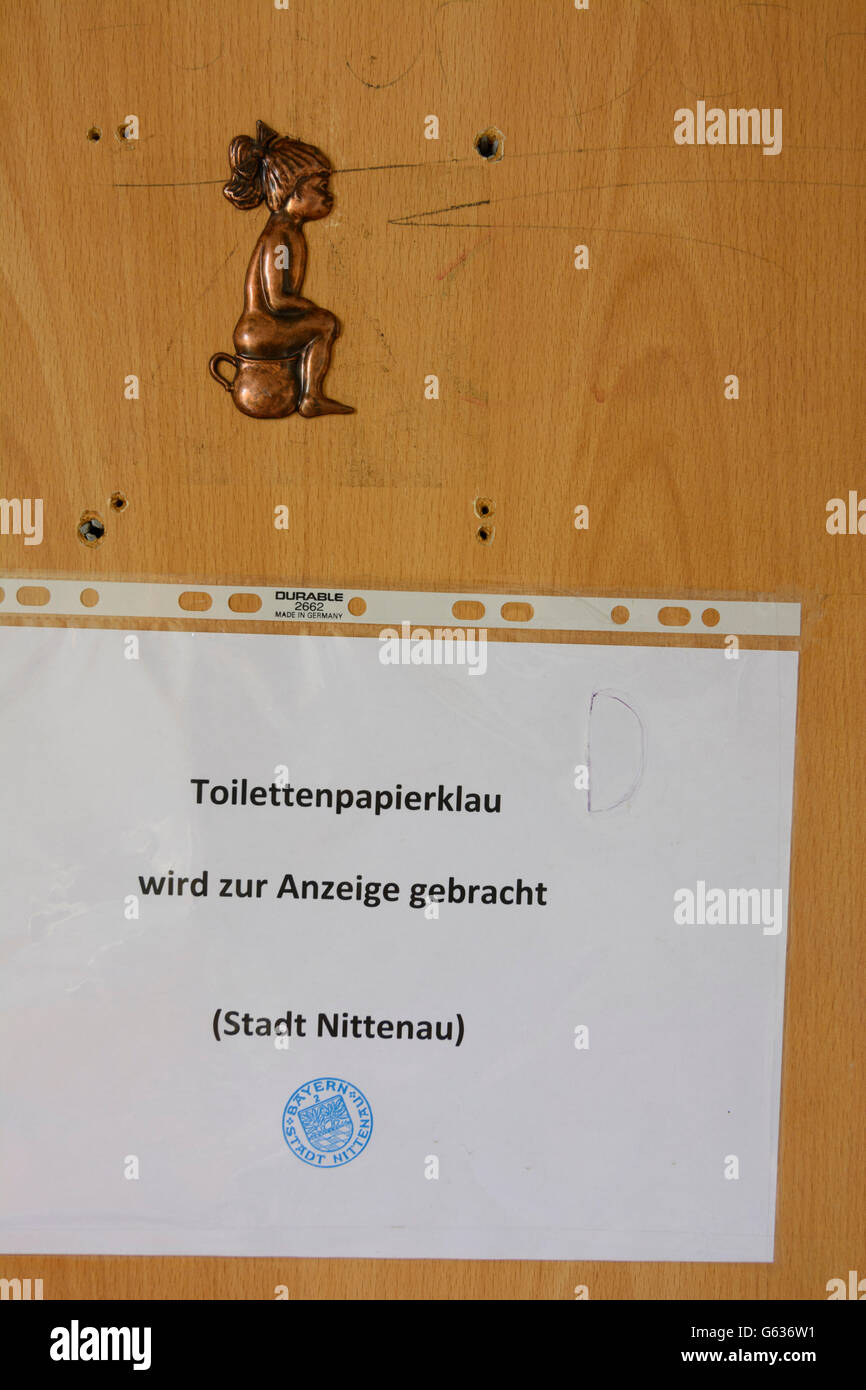 Öffentliche Toilette anmelden: "Toilettenpapier Diebstahl wird strafrechtlich verfolgt", Nittenau, Deutschland, Bayern, Bayern, Oberpfalz, obere Palatina Stockfoto