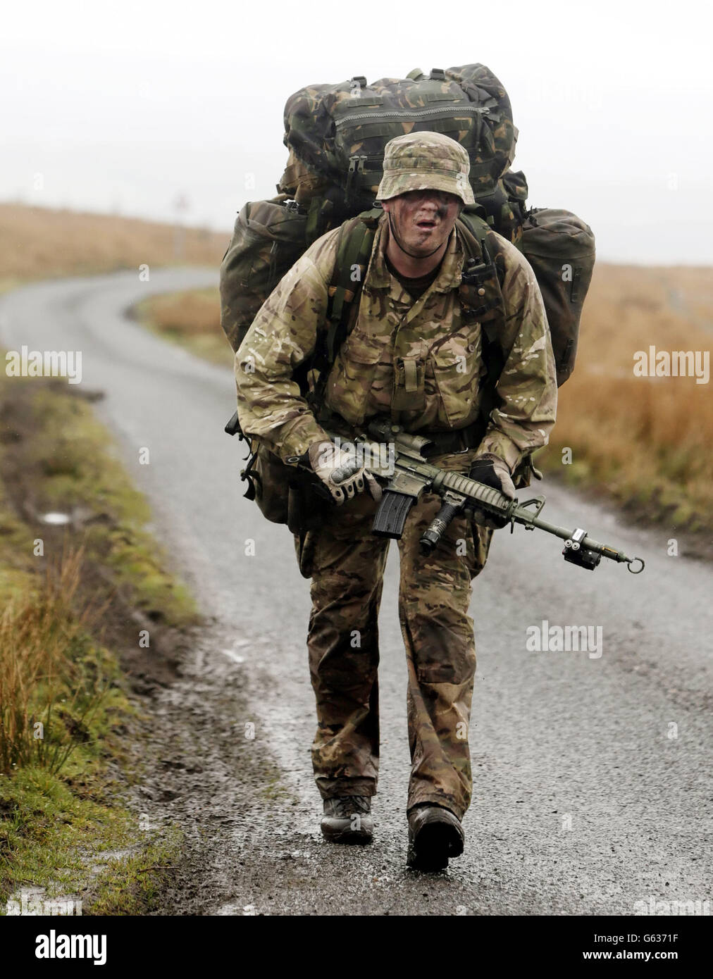 Ein Mitglied von 3 para on Braid fiel in Schottland, vor der Übung Joint Warrior. Stockfoto