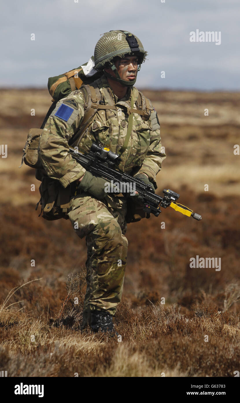 Ein Mitglied von 3 para on Braid fiel in Schottland, vor der Übung Joint Warrior. Stockfoto