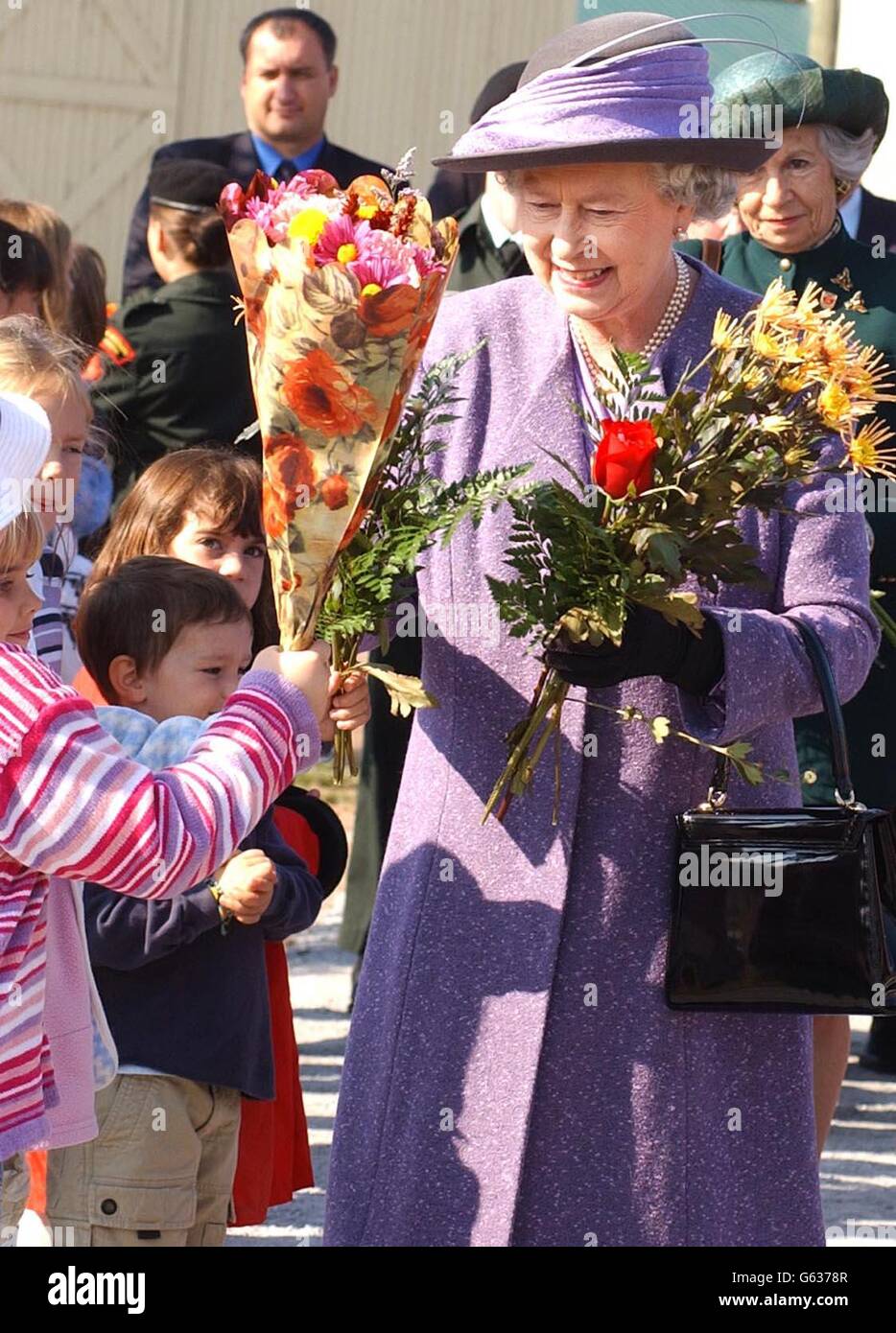 Die britische Königin Elizabeth II. Bekommt Blumen von Kindern während eines Besuchs im Princess Louise's Park in Sussex, New Brunswick, während ihres zweiwöchigen königlichen Besuches in Kanada. Stockfoto