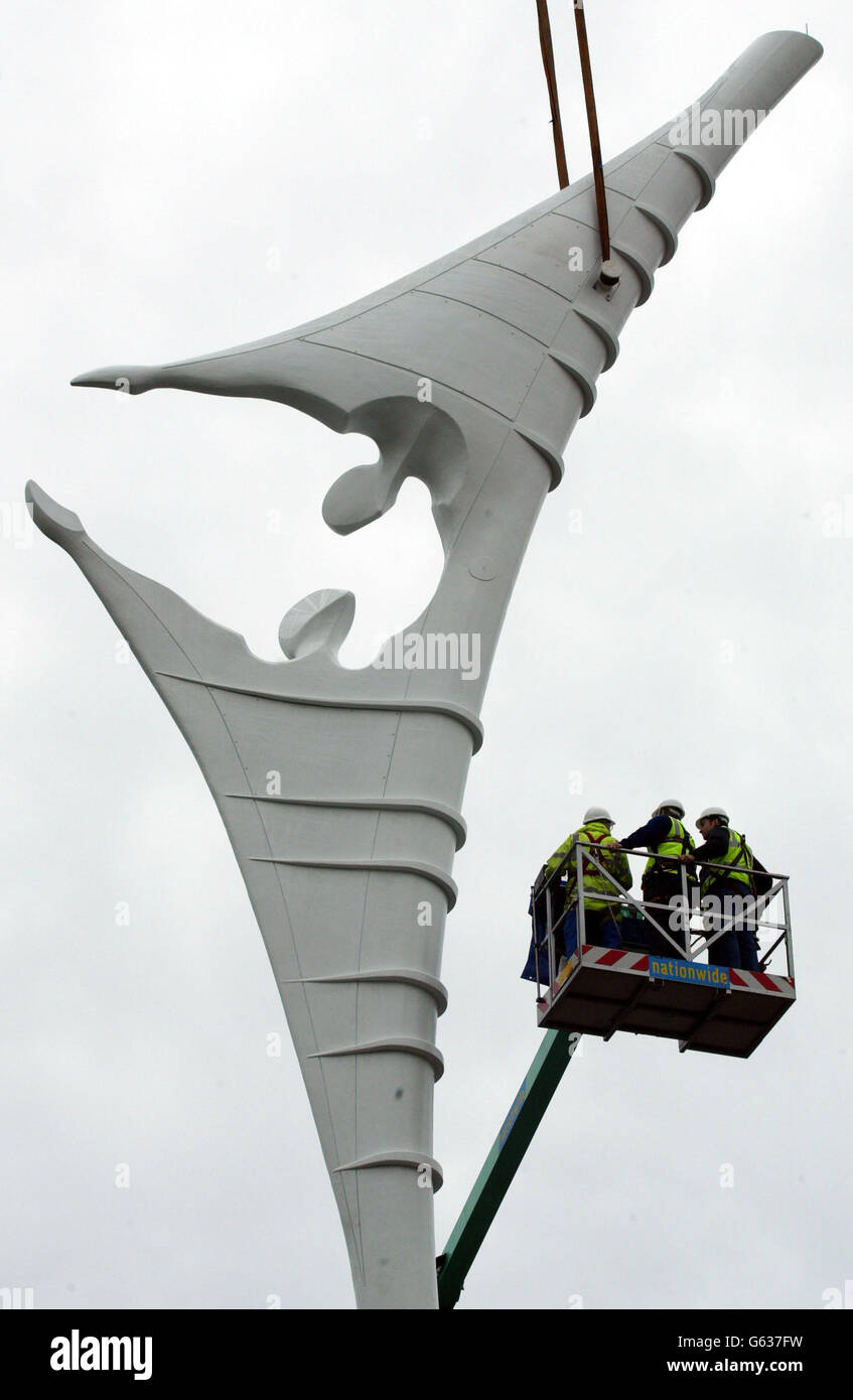 Der Künstler Stephen Broadbents Skulptur "Encounter" ist auf einer Verkehrsinsel in der Nähe der Autobahn M62 in Warrington, Cheshire, errichtet. Die 91 Meter hohe Statue ist das höchste Stück Skulptur im Land nach Nelson's Column und wird auch als Handy-Mast verdoppeln. Stockfoto