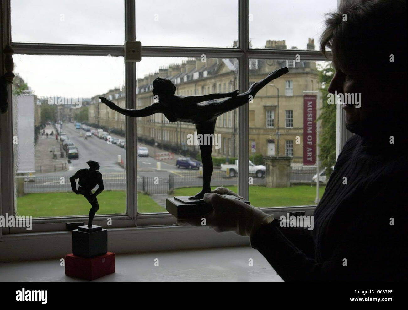 Lisa White, Kuratorin für Dekorative Kunst am Holburne Museum of Art, Great Pulteney Street, Bath, hält eine Bronze von Edgar Degas mit dem Titel Arabesque Sur La Jambe Droite, Le Bras Gauche Dans La Ligne mit einer Bronze von Augeste Rodin mit dem Titel Nijinsky (links). * Diese beiden Elemente sind Teil des "im öffentlichen Auge: Die Ausstellung Treasures from the West of England, die morgen eröffnet wird und bis zum 9. Dezember 2002 läuft, zeigt Werke aus privaten Sammlungen, die von der britischen Kapitalsteuer im Rahmen eines speziellen Programms befreit wurden, um sie vom Verkauf im Ausland abzuhalten. Stockfoto