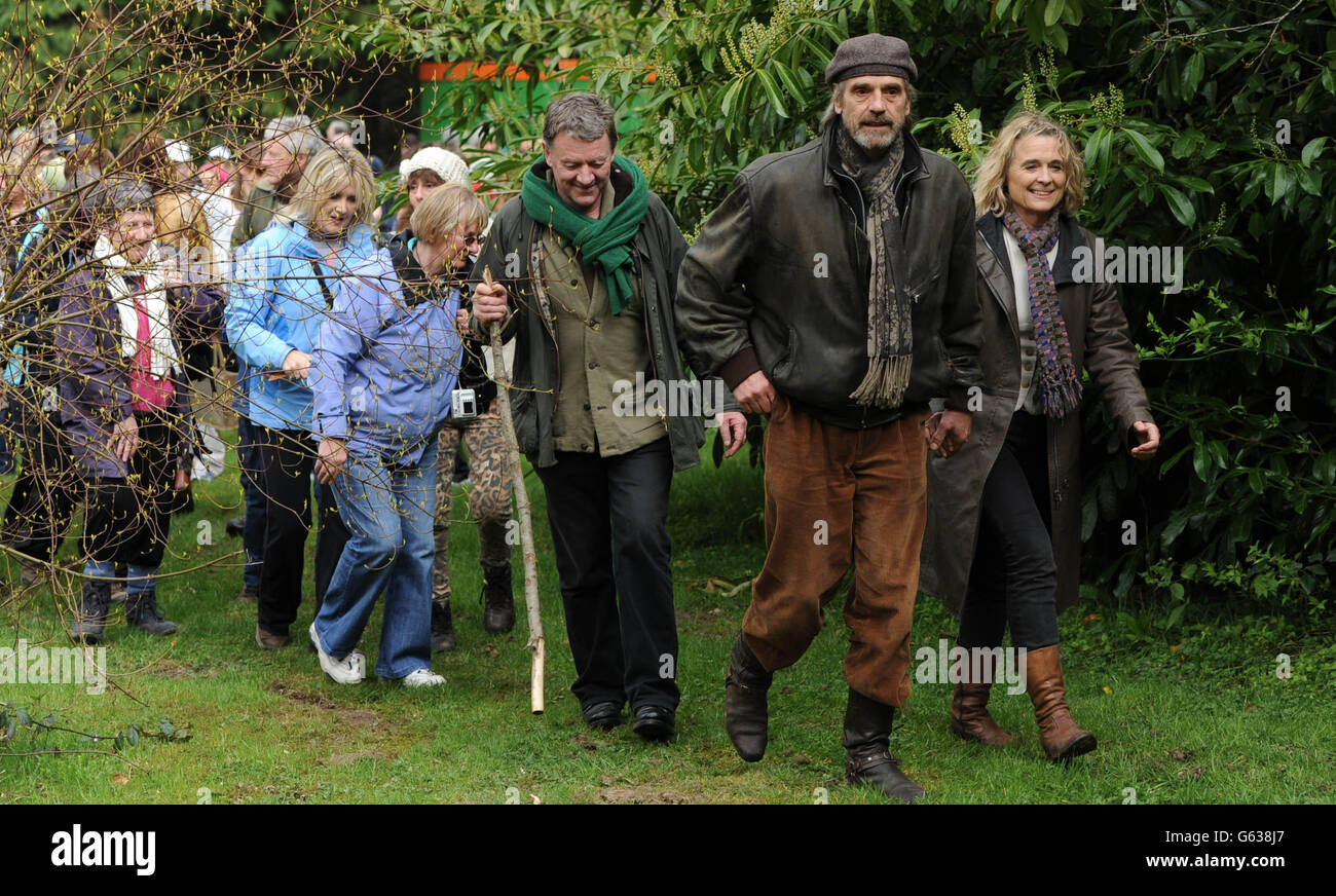 Sinead Cusack und Jeremy Irons schließen sich Tausenden von Aktivisten bei einem Protestmarsch im Avondale Waldpark in Co Wicklow an, um die Kampagne zur Beendigung des Plans der Regierung, die Ernterechte an die öffentlichen Wälder Irlands im Rahmen des EU/IWF-Programms "Troika" zu verkaufen und in der Öffentlichkeit zu halten, zu unterstreichen Eigentum. Stockfoto