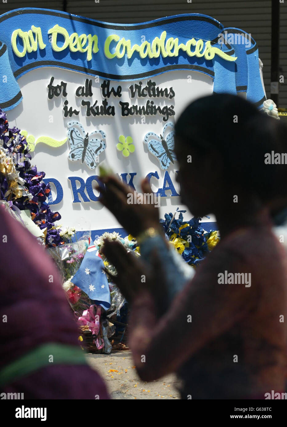 Frauen beten vor dem Sari Club in Kuta, Bali, nachdem sie Blumen für die Opfer des Autobombenanschlags auf den Club in der Stadt gelegt hatten. Der australische Premierminister John Howard war auf Bali fällig. * Angesichts der wachsenden Wut über Behauptungen, dass seine Regierung es versäumt hat, vor dem Angriff, bei dem bis zu 200 Menschen starben, darunter etwa 30 Briten, Geheimdienstwarnungen vor terroristischen Bedrohungen an asiatischen Touristenplätzen zu reagieren. Stockfoto