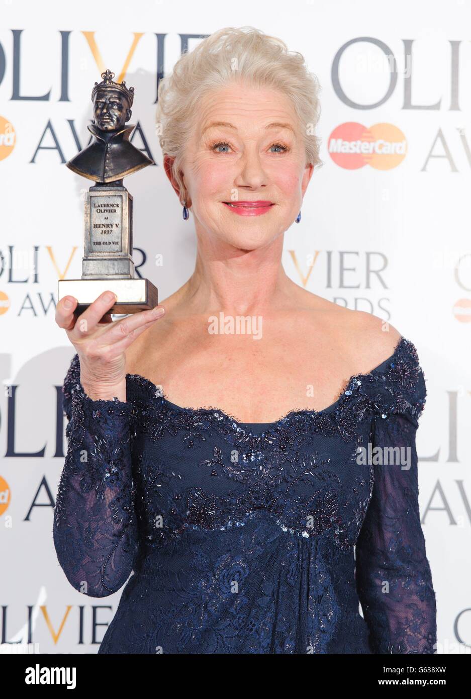 Dame Helen Mirren, Gewinnerin des Preises „Beste Schauspielerin“, im Presseraum der Olivier Awards 2013 im Royal Opera House in Covent Garden, im Zentrum von London. Stockfoto