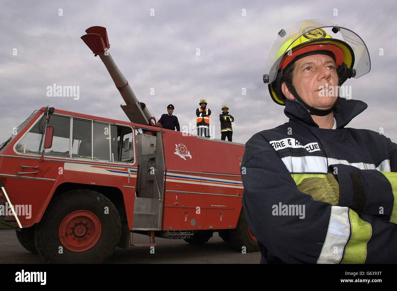 Feuerwehrleute im Bereitschaftszustand im Yorkshire Air Museum, Elvington. Das Museum ist einzigartig in Großbritannien, da es sowohl qualifizierte als auch geschulte Feuerwehrmannschaften für seine Bedürfnisse hat, und es bietet ihre Dienstleistungen an, komplett mit seinem Vintage 38 Tonnen Wassertender und schnellem Sechsrad-Fahrzeug, *....in der Fall, dass der Nationale Stimmzettel für einen Streik der Feuerwehr-Mitarbeiter stimmt morgen. Das Museum Fire Team ist kein Fremder in Notfällen, wie sie während der schrecklichen Überschwemmungen in York im Jahr 2000 gerufen wurden, als sie halfen, Überschwemmungswasser aus Tausenden von Häusern in der Stadt zu halten. Jetzt Stockfoto