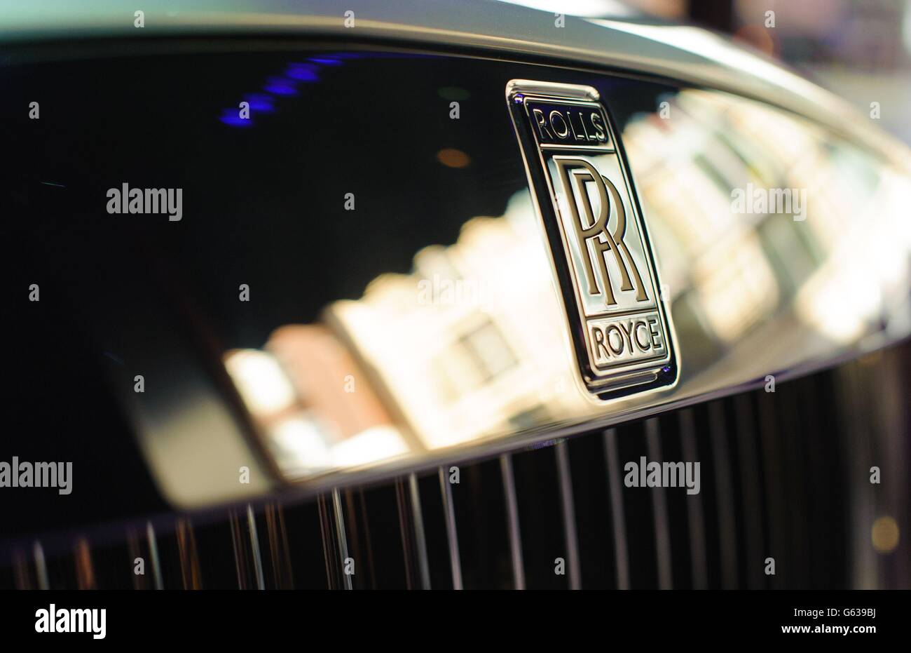 Detail eines Rolls Royce-Logos auf einem Rolls Royce Wraith, Worth &ACIRC;&pound;195,000, der sein Debüt in Großbritannien als Schaufensterdarstellung in Harrods in Kensington, im Zentrum von London, feierte. Stockfoto