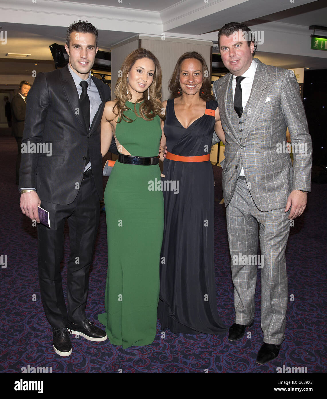 Robin Van Persie (links) seine Frau Bouchra (links in der Mitte) posiert für ein Foto mit Freunden während der PFA Player of the Year Awards 2013 im Grosvenor House Hotel, London. Stockfoto