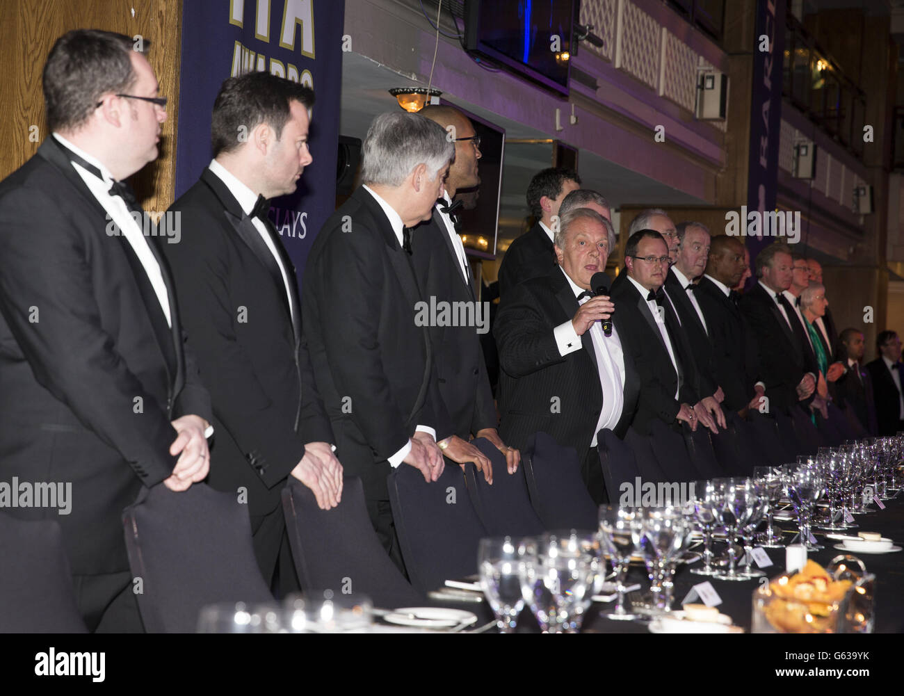 Gäste auf dem oberen Tisch sehen auf, wie PFA-Chef Gordon Taylor OBE während der PFA Player of the Year Awards 2013 im Grosvenor House Hotel, London spricht. Stockfoto