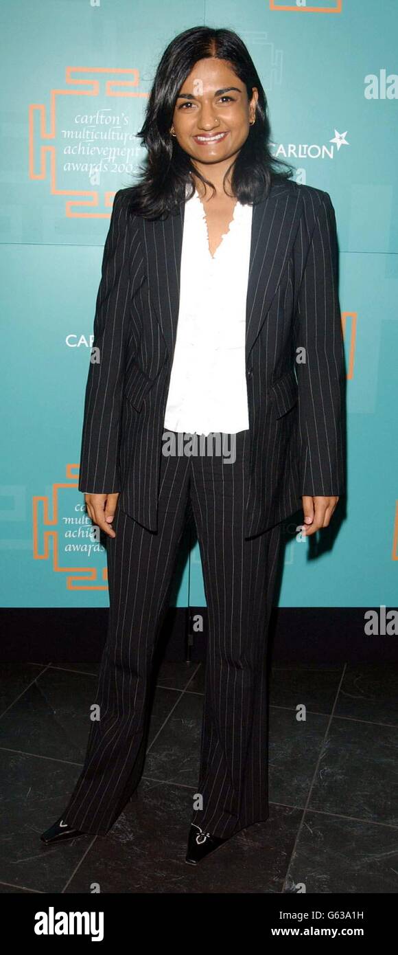 Die Schauspielerin Bindya Solanki kommt zu Carlton's multikulturellen Achievement Awards 2002 im Ocean in East London. Moderiert von TV-Moderator Juni Sarpong die Auszeichnungen ehren die Personen, die die aufstrebenden Stars ihrer Generation sind. Stockfoto
