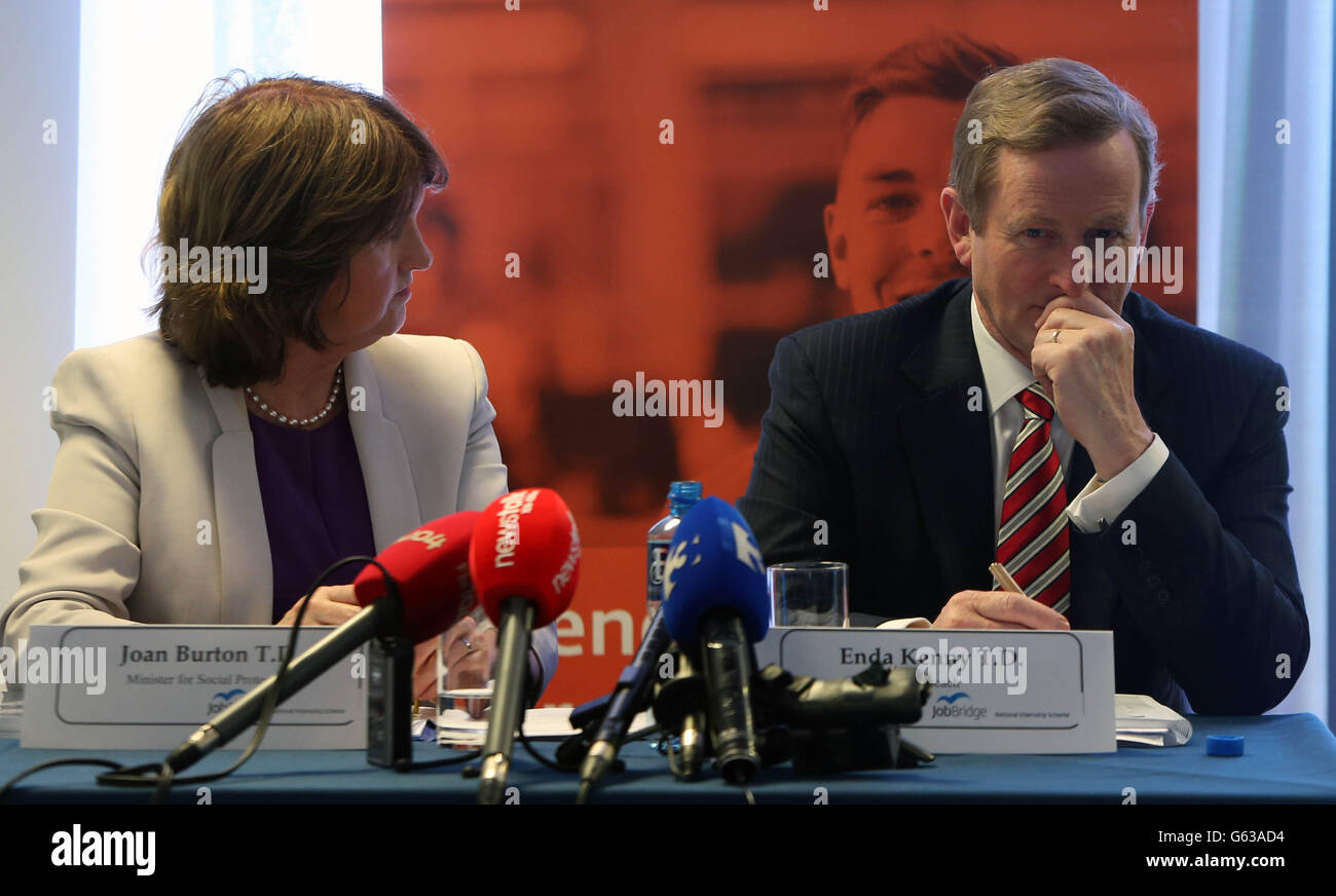 Taoiseach Enda Kenny und Ministerin für Sozialschutz Joan Burton starten eine unabhängige Evaluierung von Jobbridge in den Büros von LinkedIn im Gardner House, Wilton Place. Stockfoto