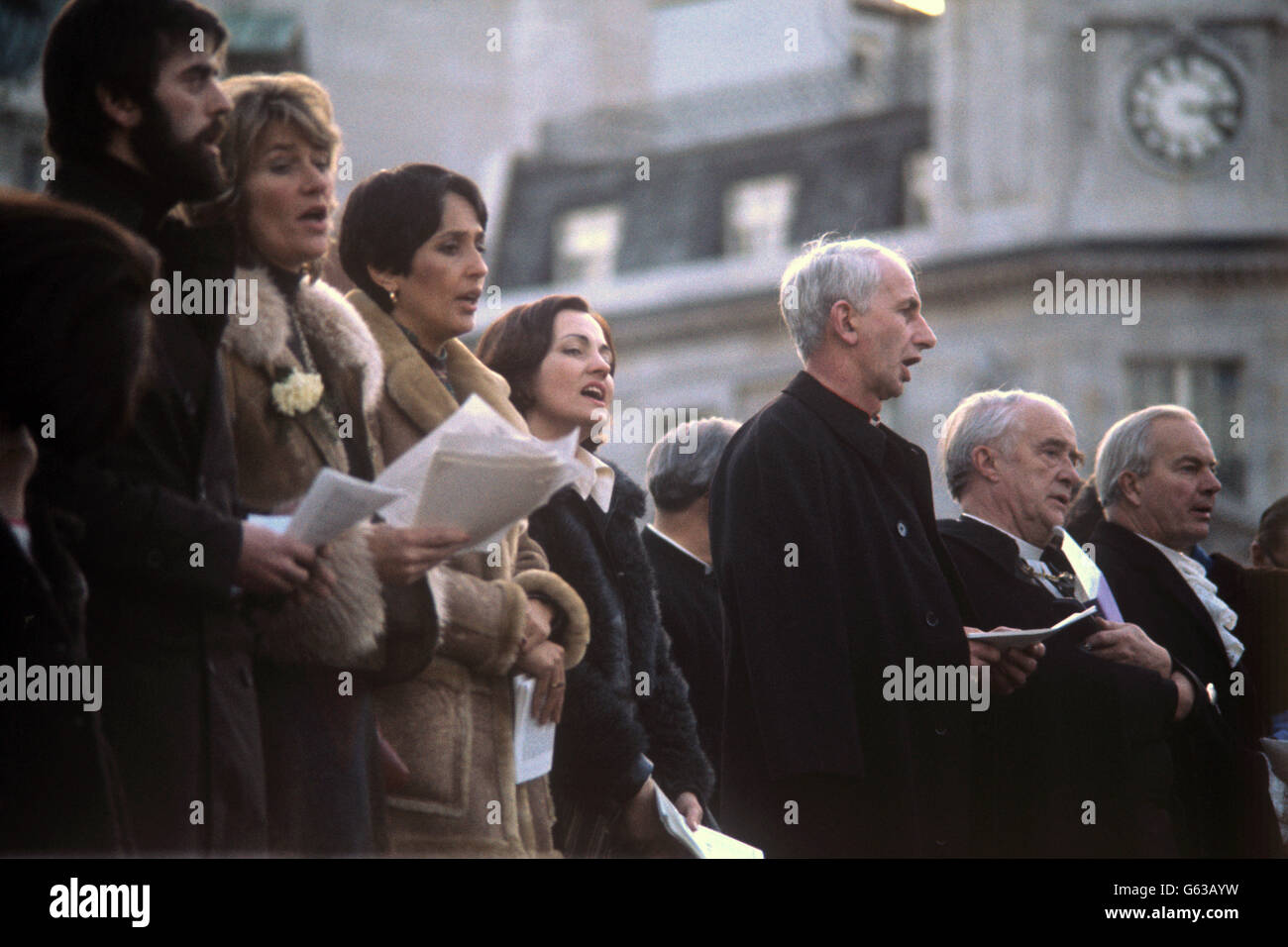 An den Gesängen der Kundgebung am Trafalgar Square zur Unterstützung der nordirischen Friedensbewegung sind (l-r) Ciaron McKeown (eine führende Partei der Bewegung), Jane Ewart-Biggs (Ehefrau des Christopher, des in Dublin ermordeten britischen Botschafters), die amerikanische Folk-Sängerin Joan Baez, Mairead Corrigan (Gründerin der Bewegung) Und Kardinal Hume (römisch-katholischer Erzbischof von Westminster). Stockfoto
