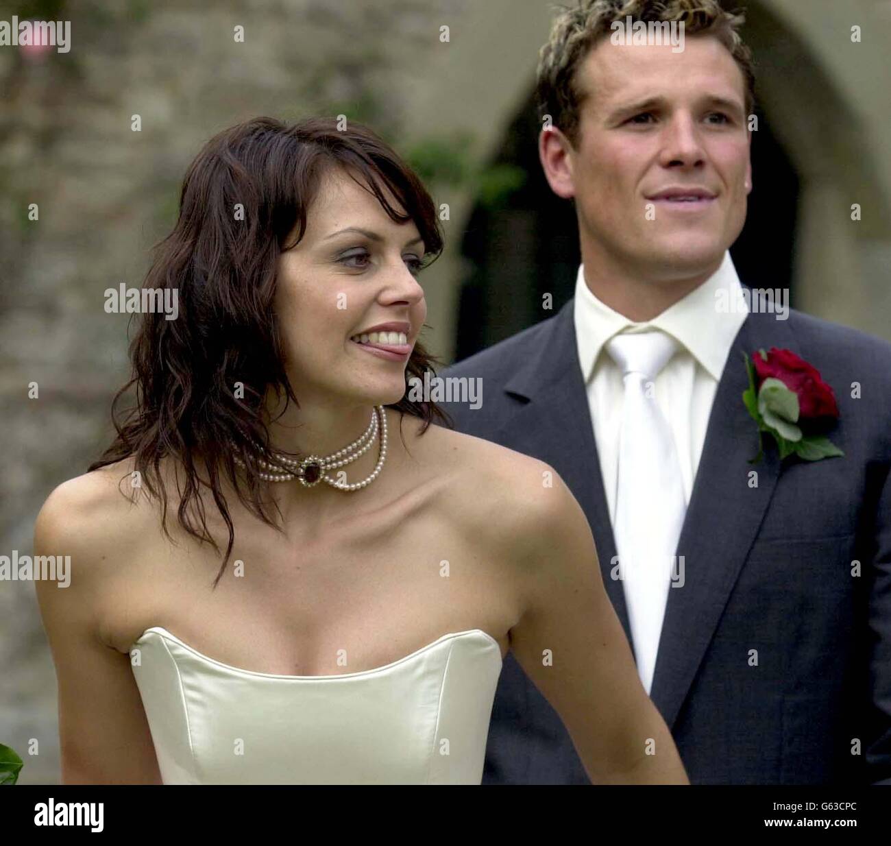 Der olympische Ruderer James Cracknell und seine Frau TV-Moderatorin Beverley Turner posieren nach ihrer Hochzeit im Clearwell Castle in Gloucestershire für Fotos. Stockfoto