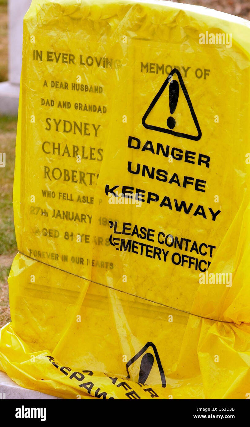 Ein Grabstein auf dem Sidcup Cemetery im Südosten Londons wurde überdeckt, weil Inspektoren, die für den Londoner Stadtteil Bexley arbeiteten, sie als unsicher betrachteten. * etwa 260 weitere Grabsteine auf dem Friedhof wurden niedergelegt, weil sie in unmittelbarer Gefahr des Umsturzes standen, sagte ein Sprecher des rates. Die Aktion ist Teil einer landesweiten Überprüfung von Gedenkstätten durch die lokalen Behörden, die durch Unfälle mit fallenden Grabsteinen ausgelöst wurde. Stockfoto