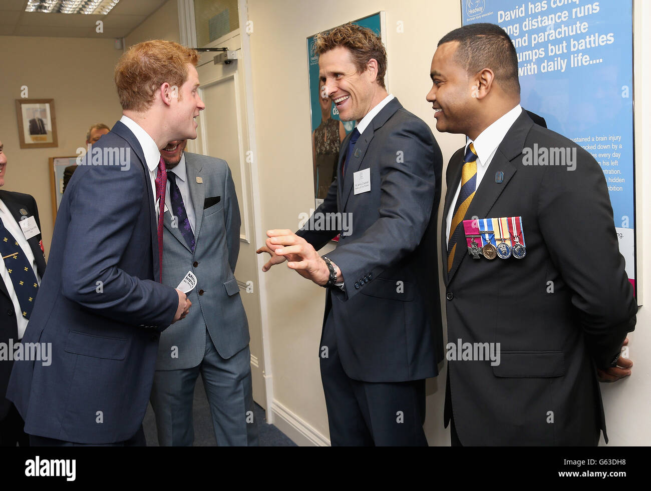 Prinz Harry spricht mit James Cracknell und Johnson Beharry, als er während eines offiziellen Besuchs in Nottingham das neue Hauptquartier von Headway, der Gehirnverletzung-Wohltätigkeitsorganisation, eröffnet. Stockfoto