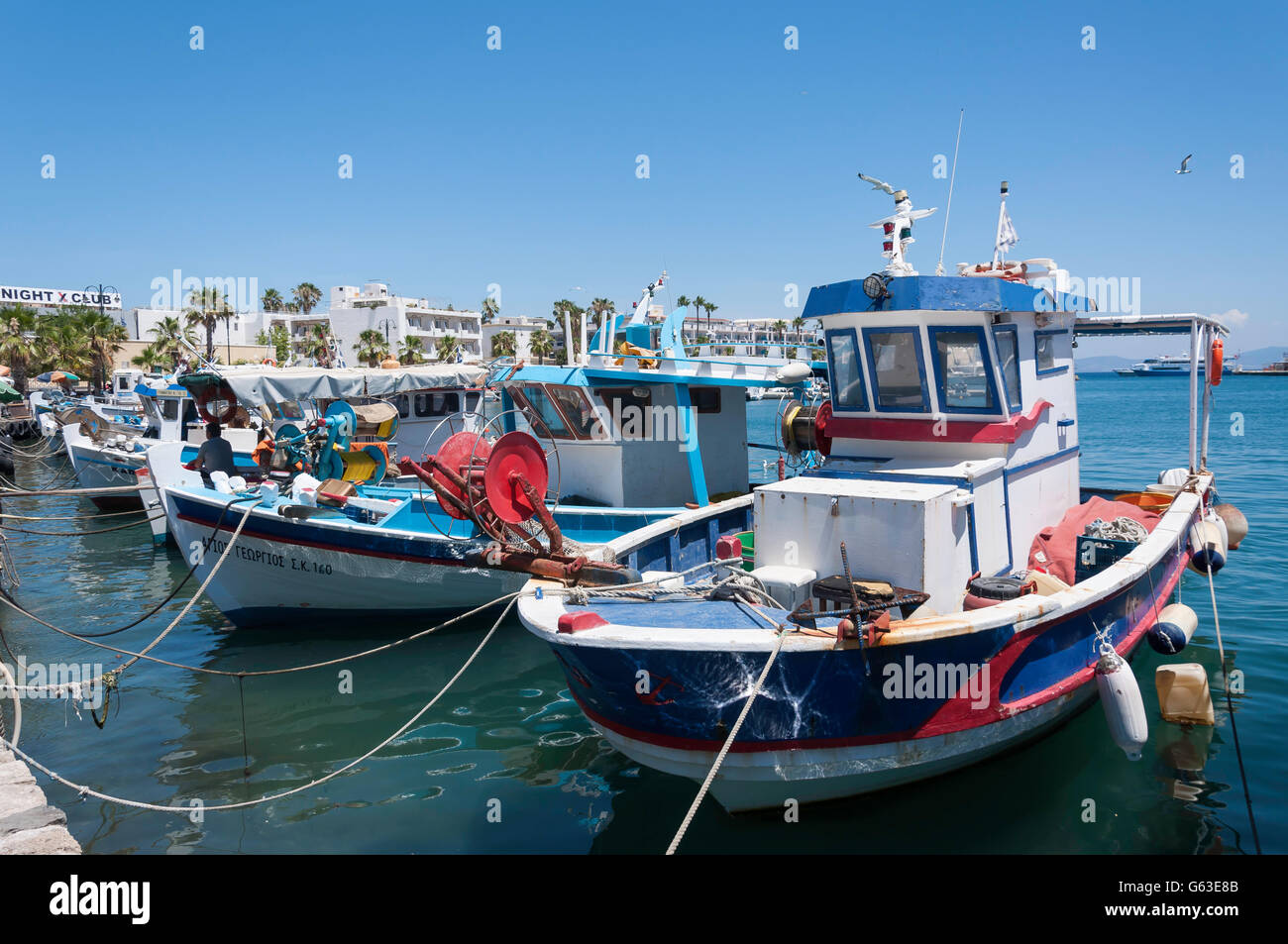 Traditionelle Fischerboote im Hafen von Kos-Stadt, Kos (Cos), die Dodekanes, Süd Ägäis, Griechenland Stockfoto