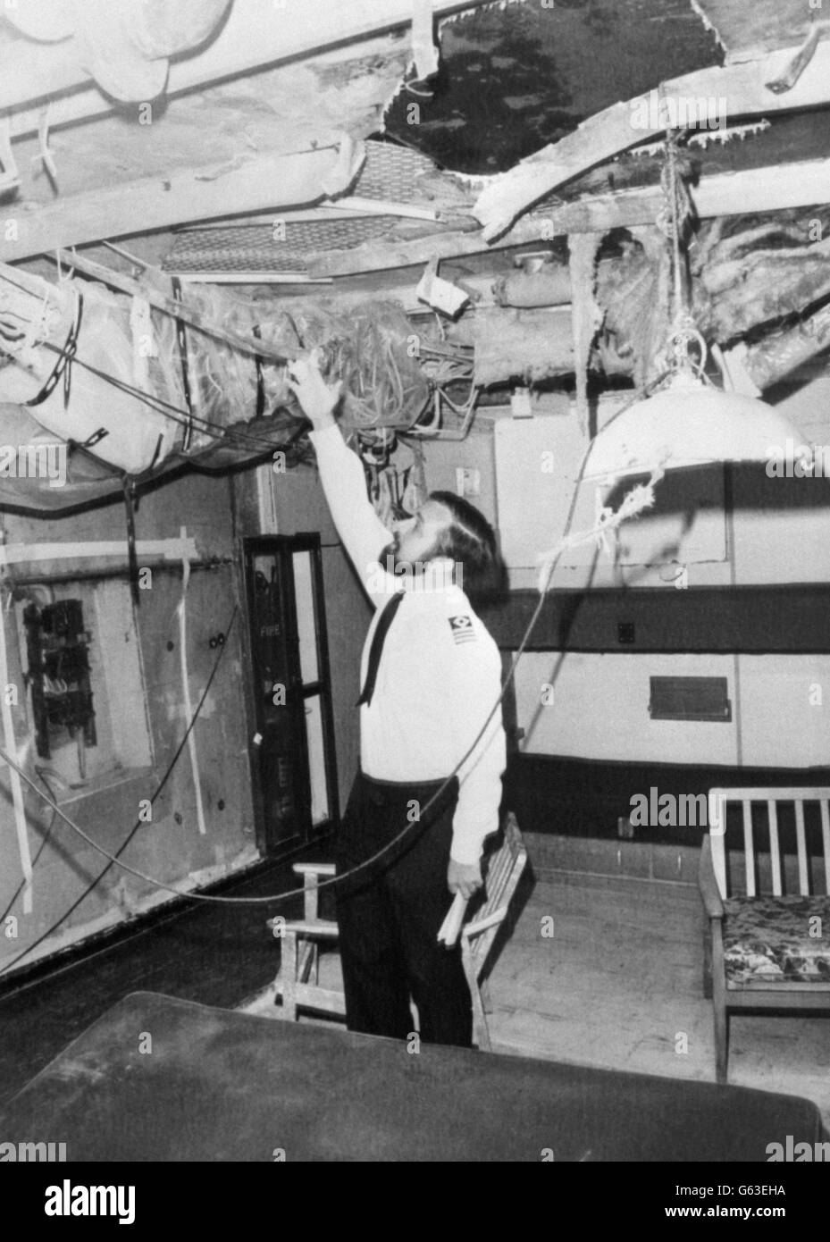 Roger Sims, der erste Radiooffizier von Cornwall, untersucht den ...