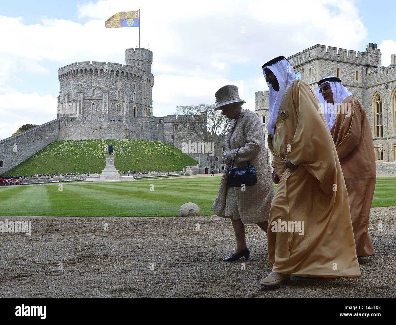 Königin Elizabeth II. Spricht mit dem Präsidenten der Vereinigten Arabischen Emirate, Scheich Khalifa bin Zayed al-Nahayan, nach einer Überprüfung eines Ehrengardes während einer feierlichen Begrüßung im Schloss Windsor im Schloss Windsor, während er einen Staatsbesuch im Vereinigten Königreich beginnt. Stockfoto