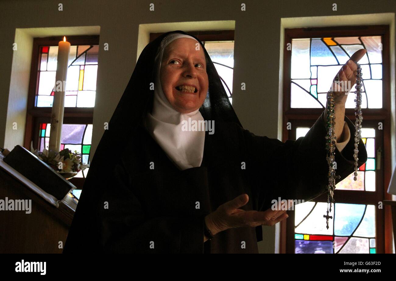 Schwester Mary Therese hält Rosenkranze im Karmelitenkloster in Dumbarton, während sie sich einer schottischen Rosenkranzkampagne anschließen, um für weltweite Missionen zu beten. Stockfoto