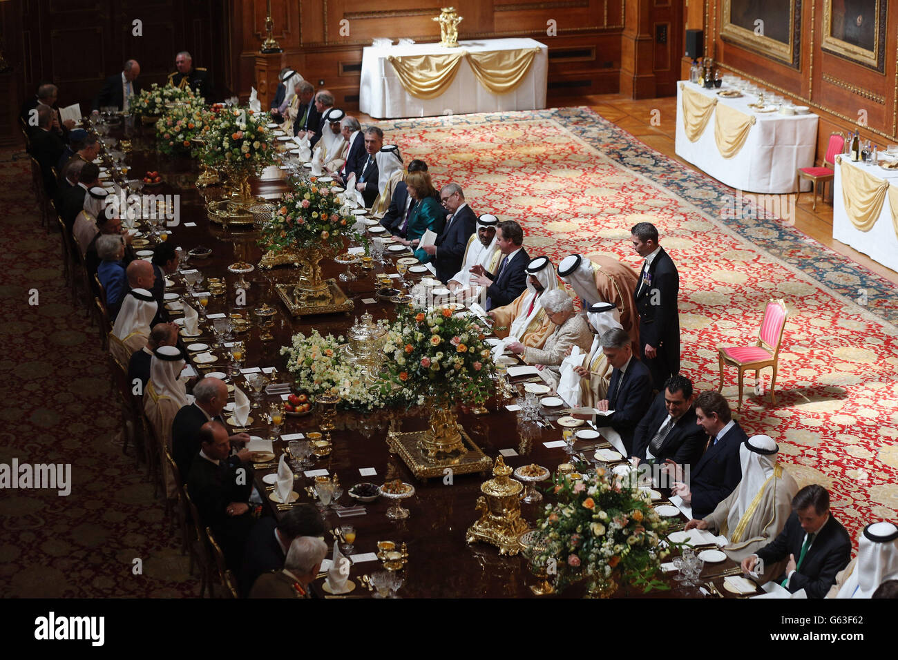 Gäste nehmen ihren Platz für ein Staatsessen für den Präsidenten der Vereinigten Arabischen Emirate, Scheich Khalifa bin Zayed Al Nahyan und Königin Elizabeth II. In der Waterloo Chamber von Windsor Castle, während er einen Staatsbesuch in Großbritannien beginnt. Stockfoto